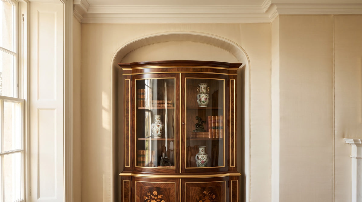 Vitrine in schmaler Nische: maximale Breite und Tiefe
