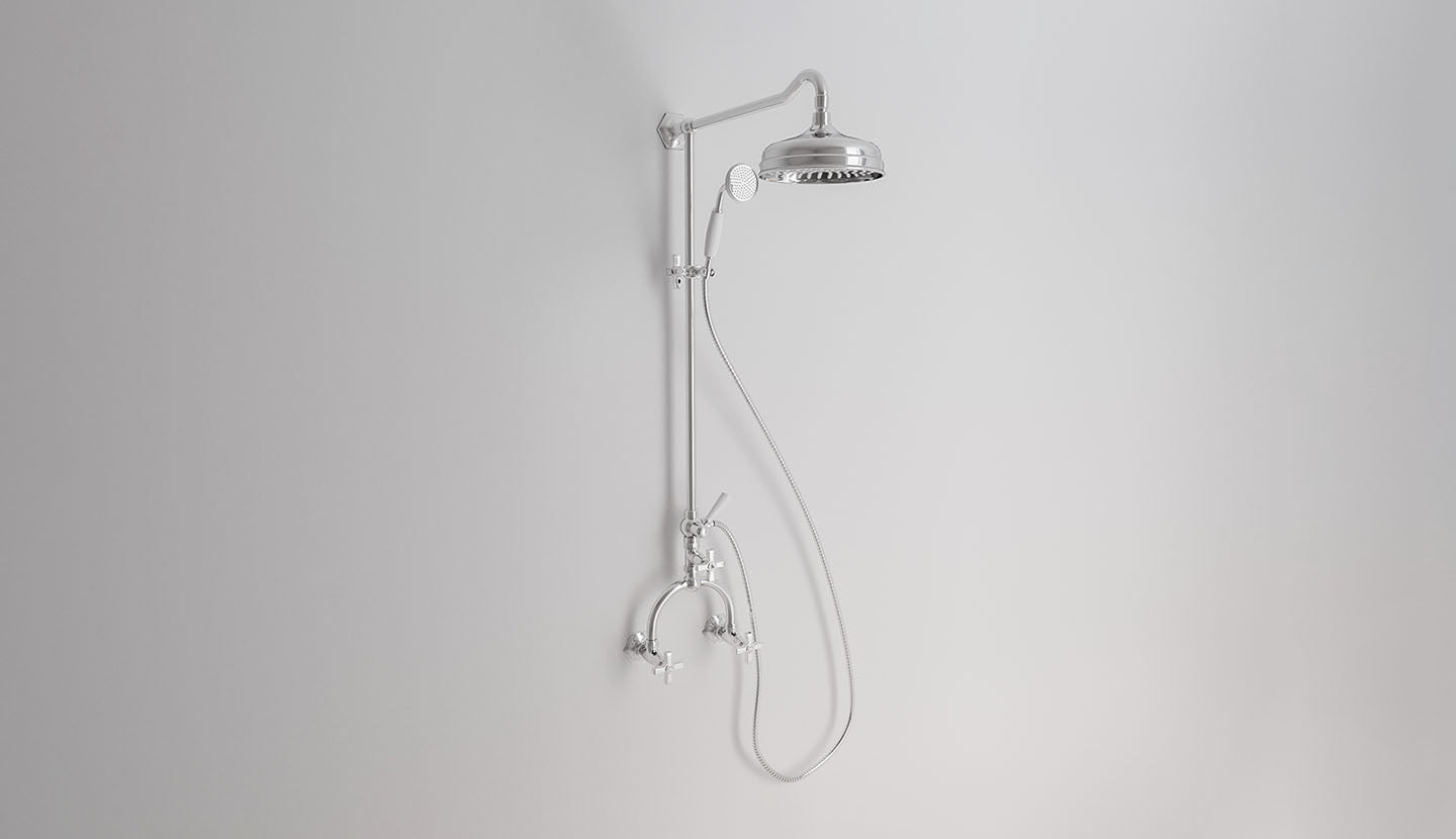 Aufputz-Duscharmatur für Wandinstallation mit Ø 200-Duschkopf und Handbrause Crowe von Fatto Italia