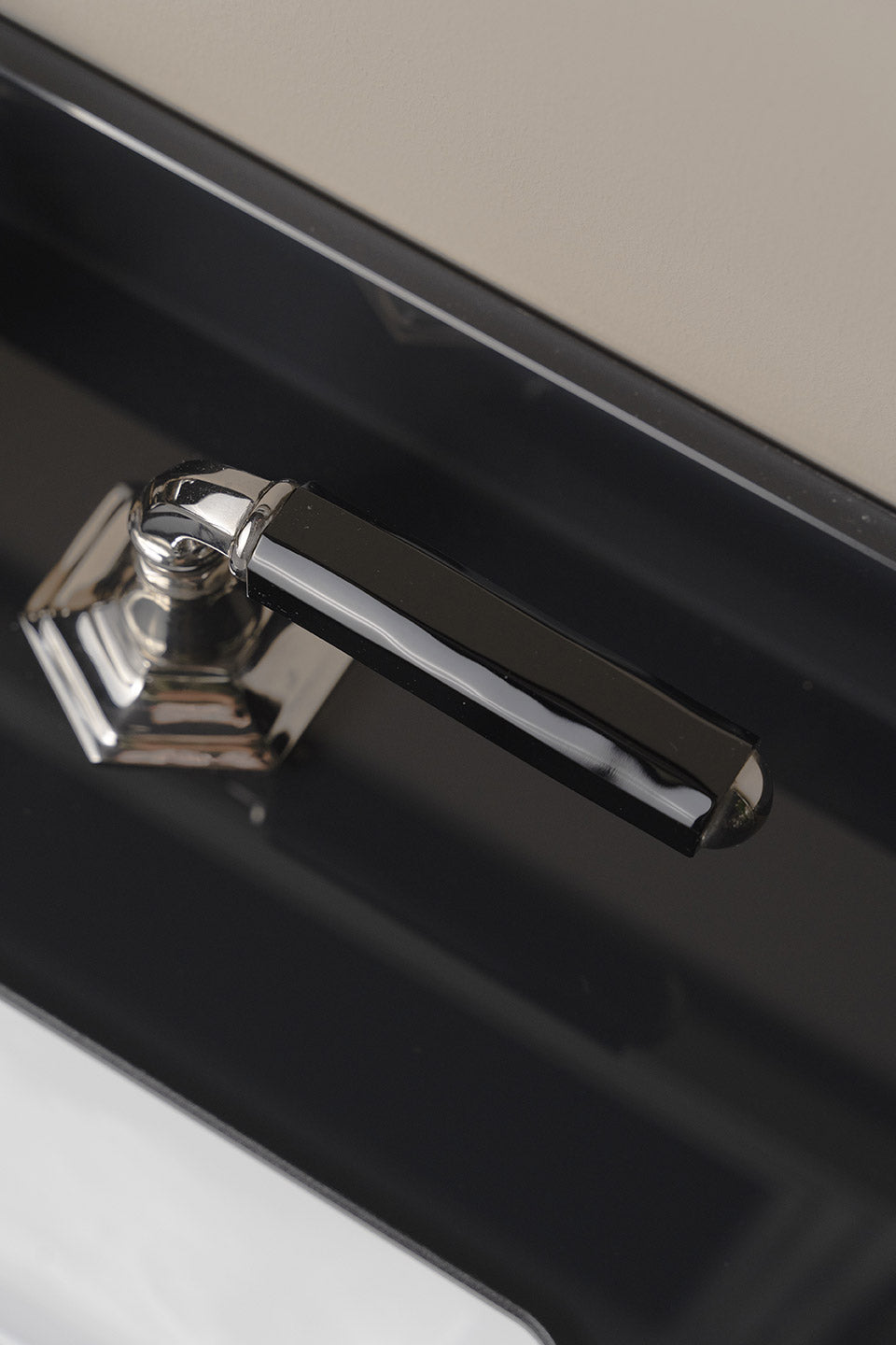 5-Loch Wannenrandbatterie Dark Black von Fatto Italia