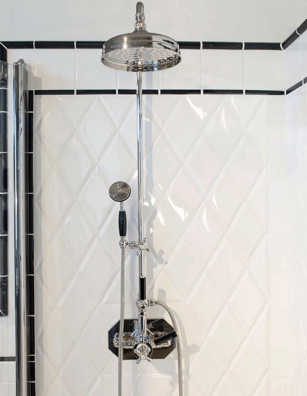 Aufputz-Duscharmatur mit Thermostat-Mischer, Platte, Ø 200-Duschkopf und Brause Dark Black von Fatto Italia