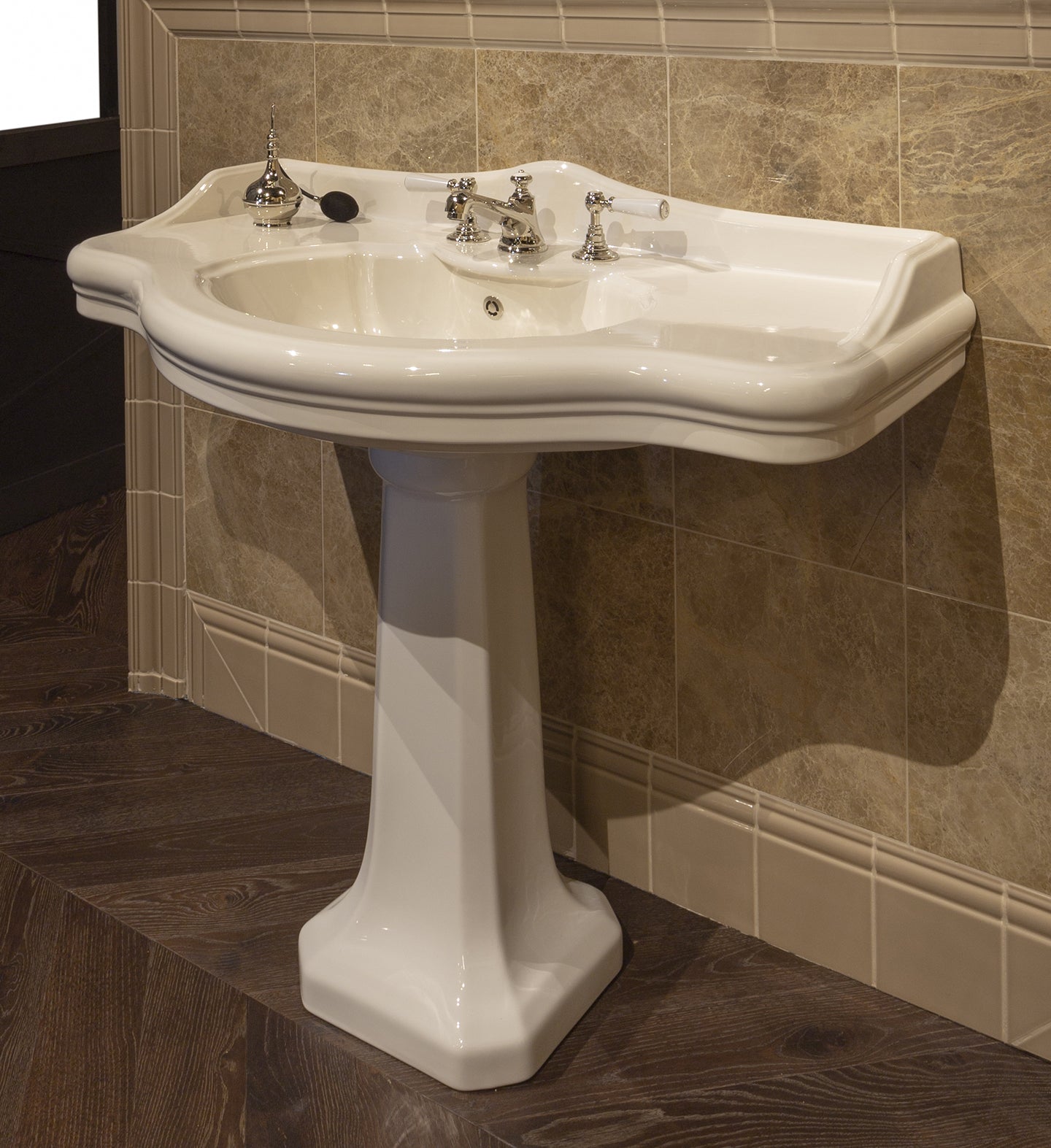 Aston & Pedestal Washbasins von Fatto Italia