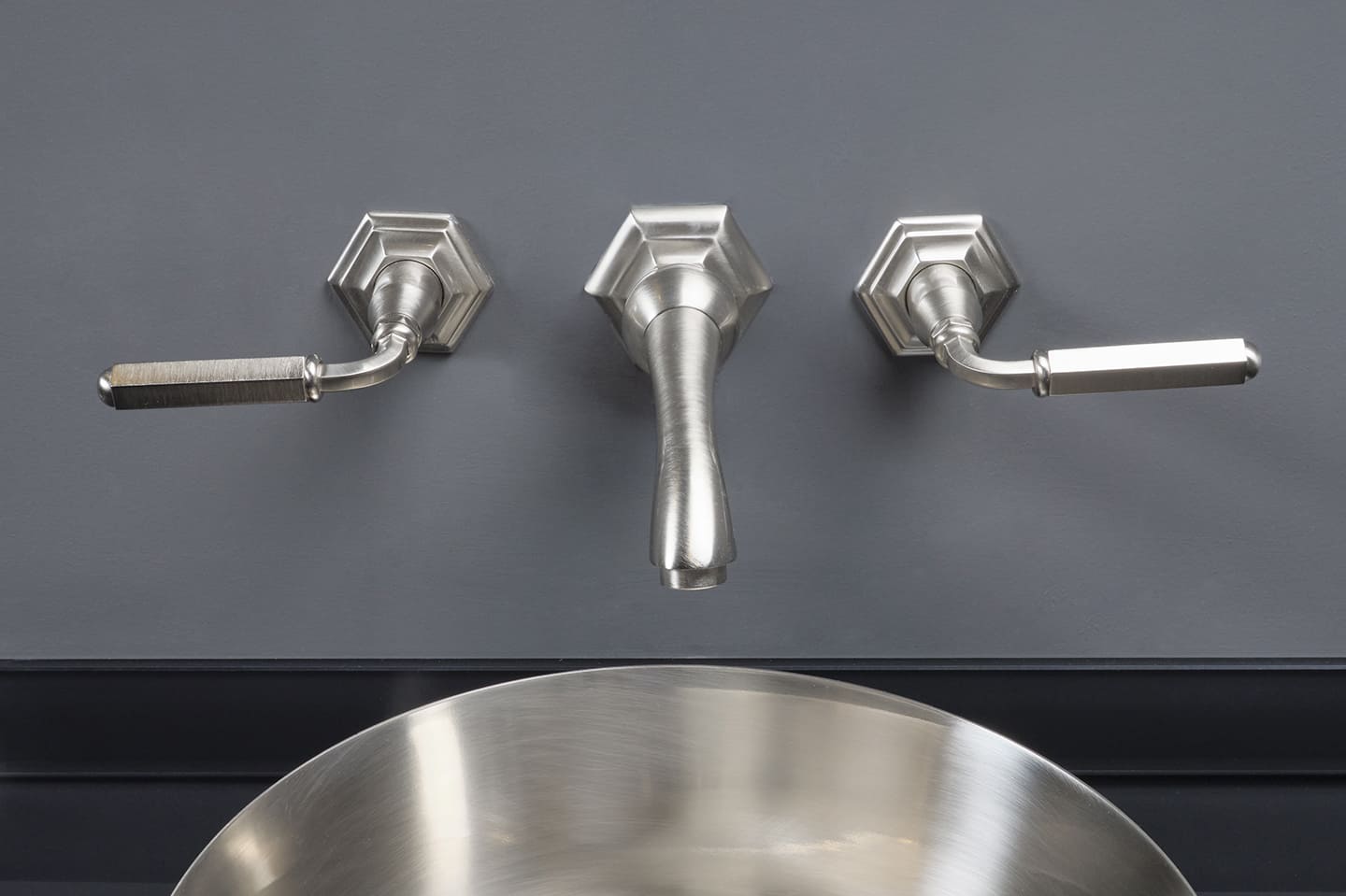 Aufputz-Duscharmatur für Wandinstallation mit Umstellventil, Ø 200-Duschkopf und Handbrause Dark Metal, in Brückenform von Fatto Italia